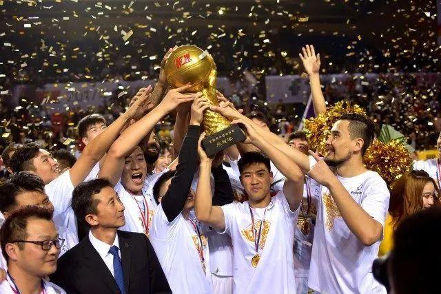 哈格里夫斯：琼斯的场上位置有点靠后